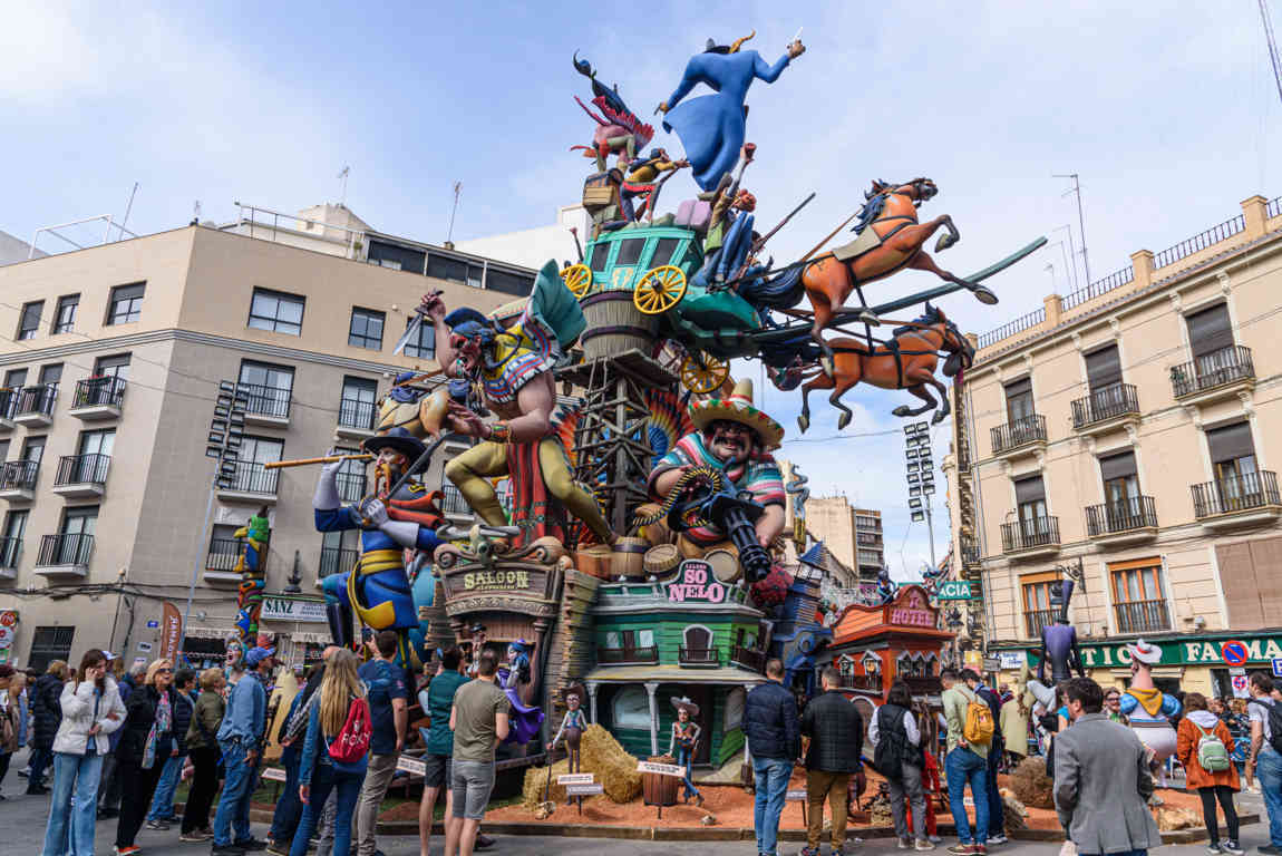 Valencia - fallas 2023 - 3 premio - falla Convento Jerusalén-Matemático Marzal - Por un puñado de euros 04.jpg